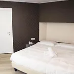 מלון Globo Suite-correnti 3*